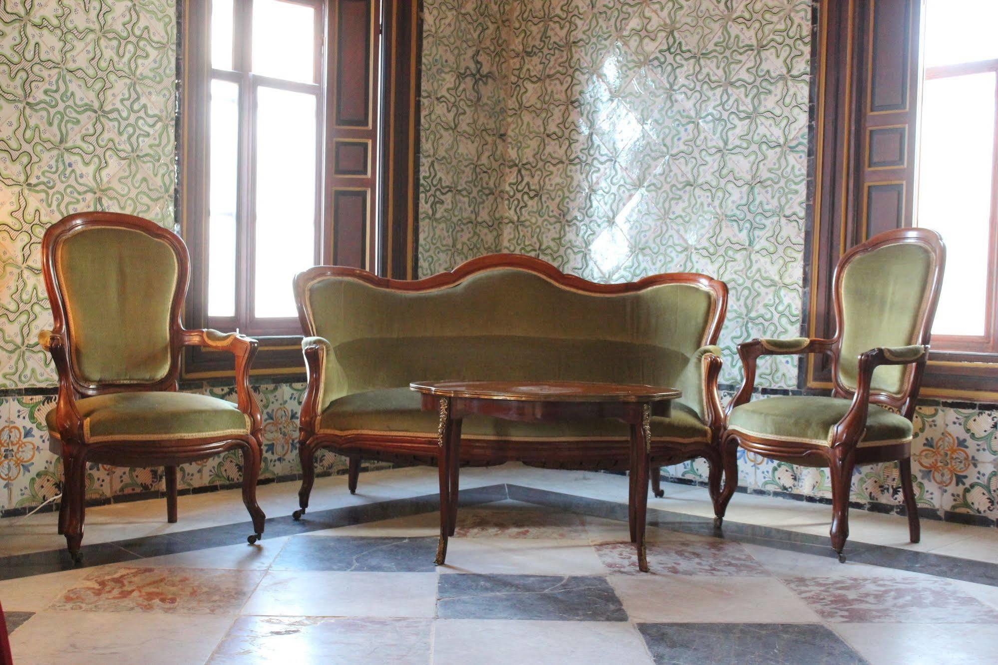 Hotel Palais Bayram Tunis Exterior foto Furniture in the palace